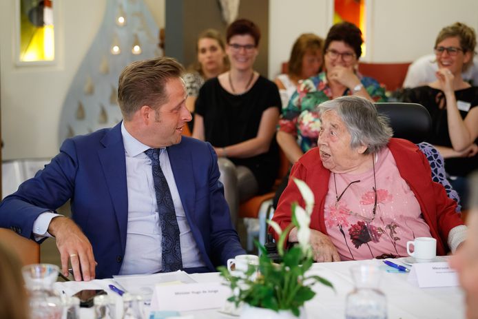 Minister Hugo de Jonge (Zorg) in gesprek met ouderen (bezoek op foto houdt geen verband met onderwerp ouderenmishandeling).