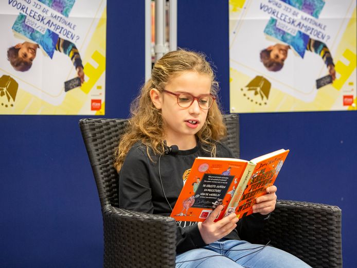 Winnares Vera Lucius leest voor.