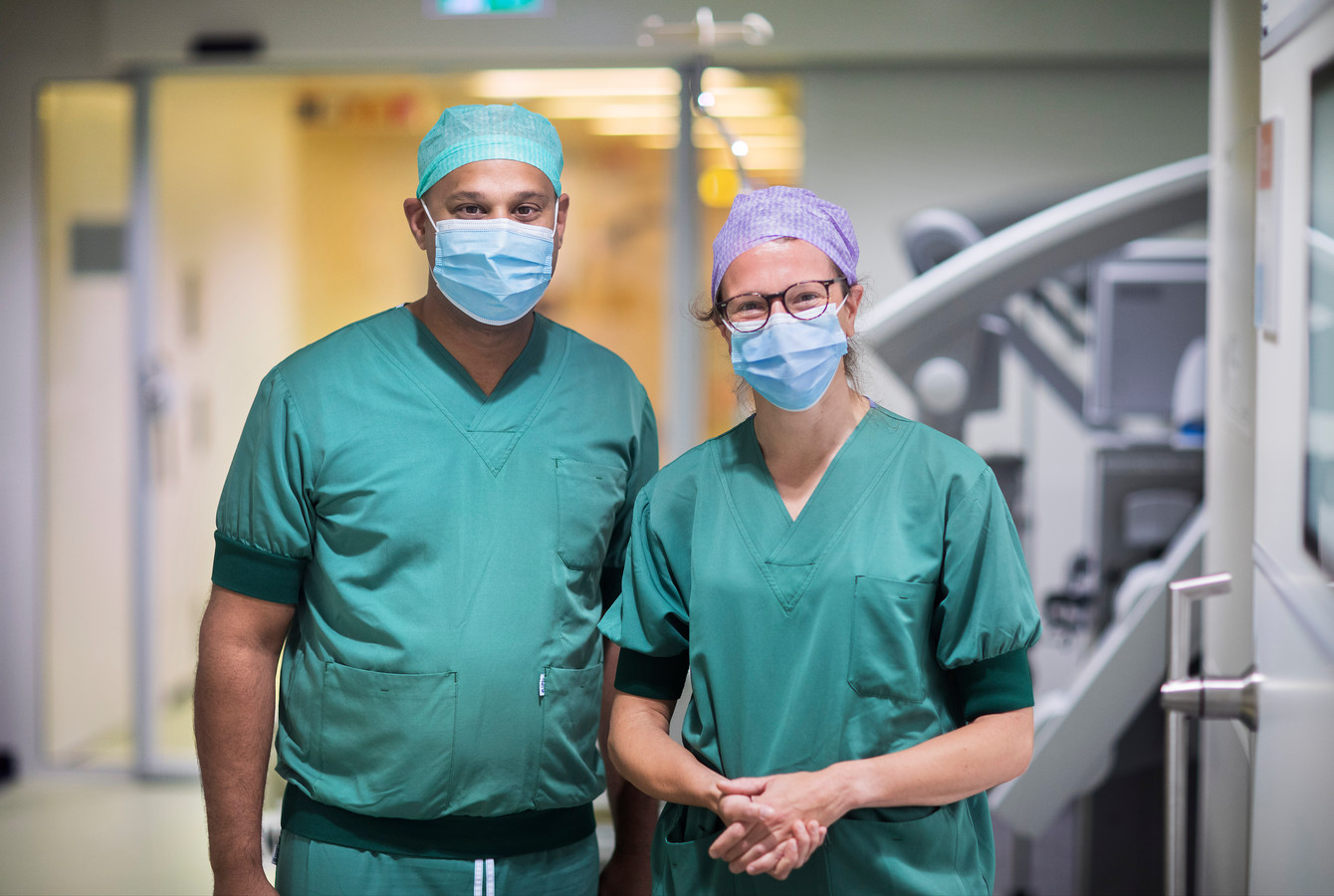 Neurochirurg Marike Broekman en haar collega neurochirurg Rishi Nandoe Tewarie vlak voordat ze allebei een eigen patiënt gaan opereren.