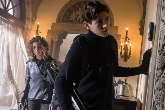 David Mazouz als een jonge Bruce Banner, met op de achtergrond een jonge Catwoman.