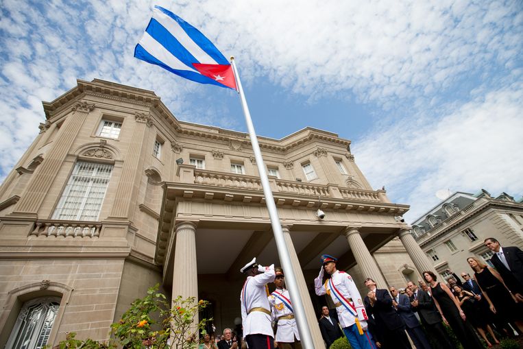 De Cubaanse minister van Buitenlandse Zaken Bruno Rodriguez hees op 20 juli jongstleden de Cubaanse vlag bij de nieuwe Cubaanse ambassade in Washington. Beeld ap