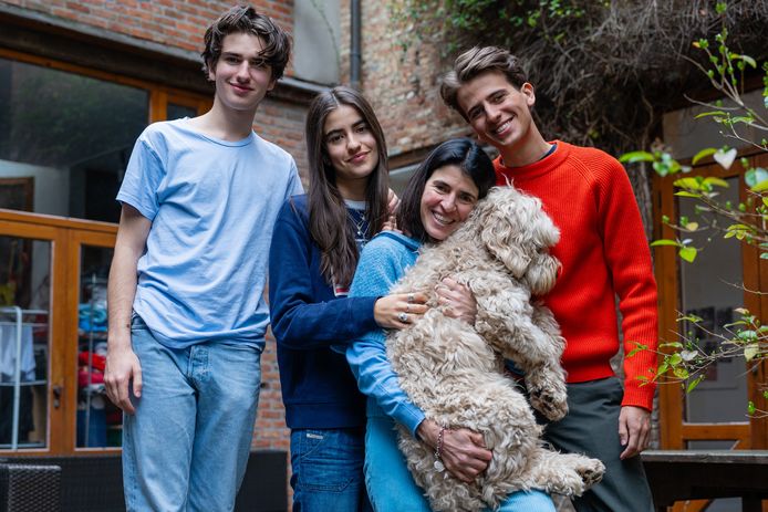 Charlotte Van Broekhoven is mama van Emilio (links), Thiago (rechts), Thalia (midden), Shalini en hond Simba.
