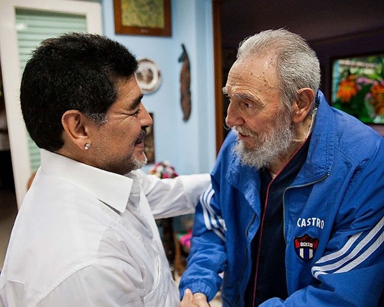 Maradona was een fervent aanhanger van de Cubaanse leider Fidel Castro. Hier schudden de twee elkaar de hand op een foto uit 2013. Beeld AFP