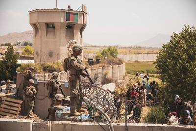 Amerikaanse militairen halen burgers op buiten vliegveld Kaboel
