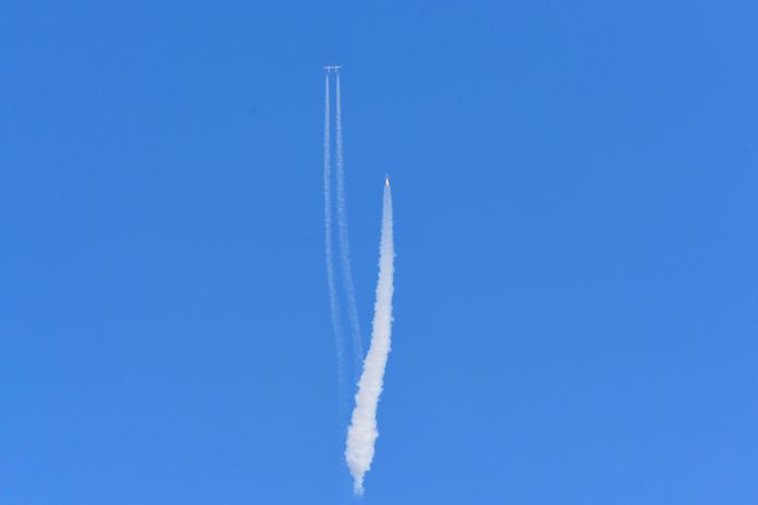 Archiefbeeld. Zo werkt het: het vliegtuig neemt het ruimteschip mee de lucht in, waarop het schip zelf tot aan de rand van de dampkring vliegt.