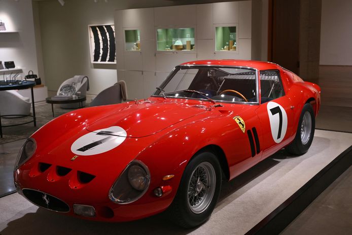 De Ferrari 250 GTO uit 1962 is maandag in New York onder de hamer gegaan voor 51,7 miljoen dollar (48,3 miljoen euro).
