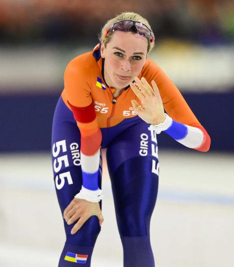 Schaatspak Schouten levert ruim 10.000 euro op voor Giro555, KNVB vangt vluchtelingen op
