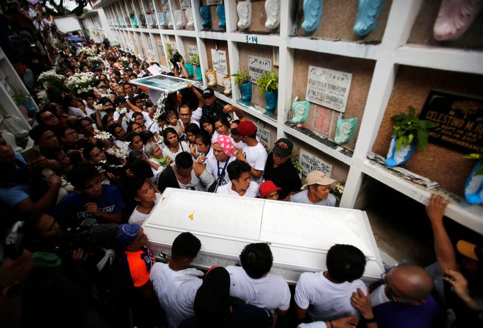 Kian is naar een begraafplaats in de hoofdstad Manilla gebracht.