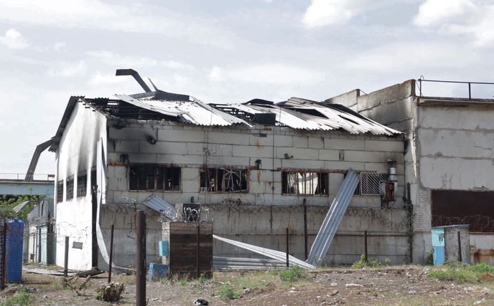 Op videobeelden is te zien hoe een barak van de gevangenis in Olenivka helemaal is vernield.
