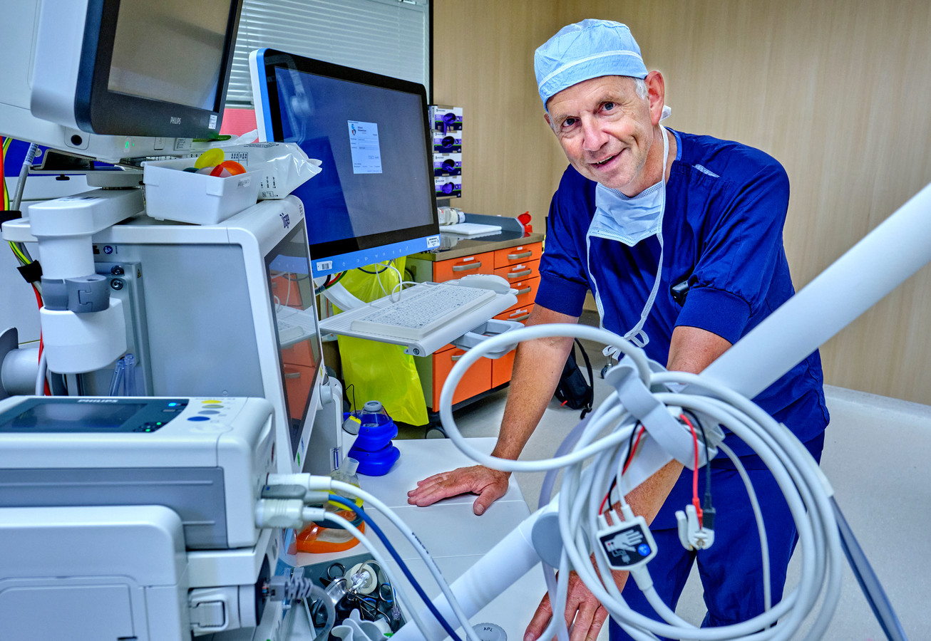 Teus’ broer smokkelde hem stiekem het ziekenhuis in, een halve eeuw ...