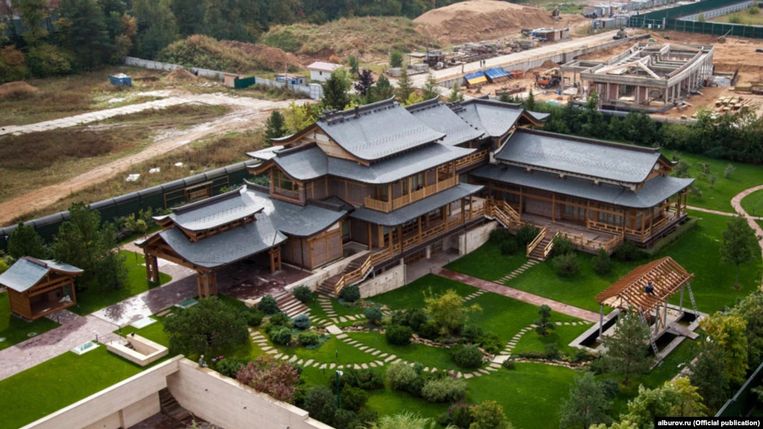 De villa in oosterse stijl die Sjojgoe in Barvicha nabij Moskou zou hebben laten bouwen. Beeld Twitter
