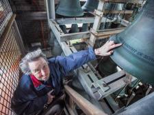 Heleen van der Weel (75) bespeelt al jaren het carillon in het Vredepaleis: ‘Je moet geen hoogtevrees hebben’
