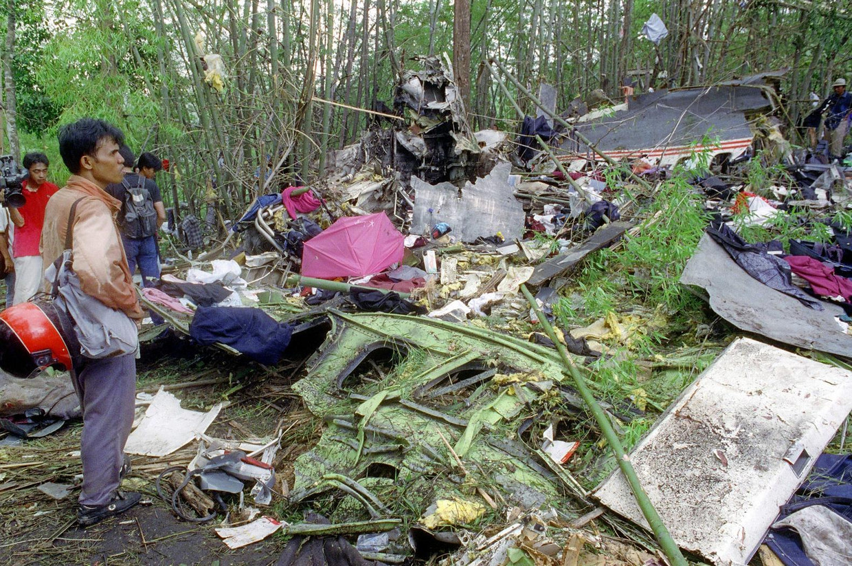 Inwoners uit de omgeving bekijken de schade van het gecrashte Lauda-vliegtuig op 27 mei 1991 in Suphanburi, Thailand. Beeld afp