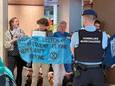 XR-protest bij de KLM lounge op Schiphol