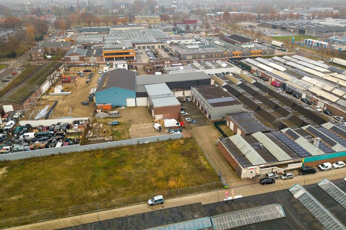 Het bedrijventerrein gezien vanaf de 2e Indumaweg (voorgrond).  Op de achtergrond ligt de spoorlijn.