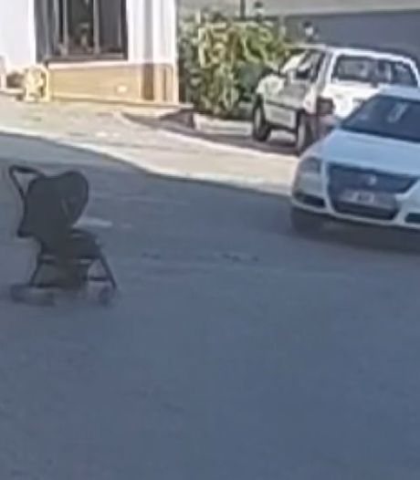 Un bébé dans une poussette hors de contrôle fait une chute de trois mètres