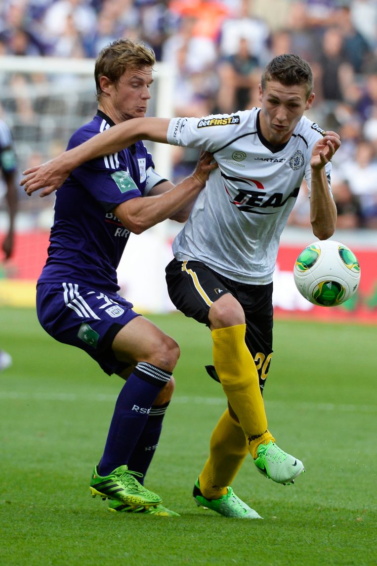 Een jonge Vanaken (toen nog bij Lokeren) gaat voorbij Guillaume Gillet van Anderlecht, in 2013. Beeld Photo News