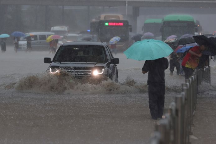 Veel straten in Zhengzhou stonden onder water.