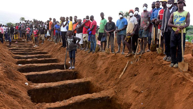 Honderden slachtoffers van de modderstroomramp van 14 augustus in de hoofdstad van Sierra Leone, Freetown, worden naast elkaar begraven. Beeld afp