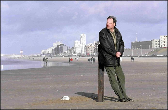Martin Jol op het strand van Scheveningen.