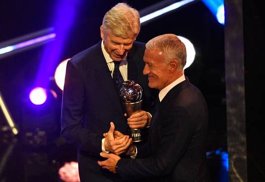 Didier Deschamps (rechts) krijgt de FIFA Award uit handen van Arsène Wenger.
