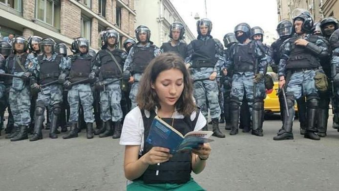 Olga Misik (17) leest voor uit de Russische grondwet