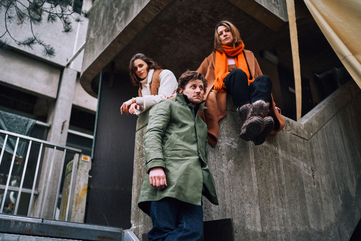  Lize Feryn, Titus De Voogdt en Emilie De Roo spelen de hoofdrollen in het tweede seizoen van 'Beau Séjour'. Beeld Thomas Sweertvaegher