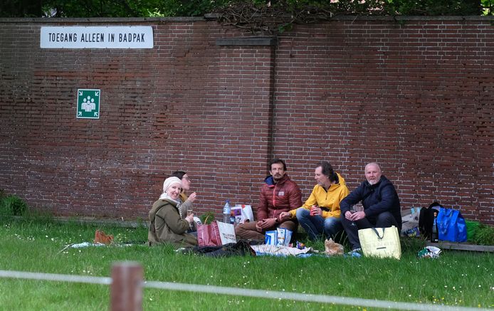 Sfeerbeeld van de picknick, op de ligweide van het stedelijk openluchtbad.