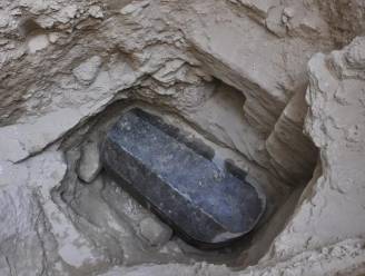 Wie ligt in deze sarcofaag? Gigantische lijkkist opgegraven die al meer dan 2.000 jaar niet geopend werd