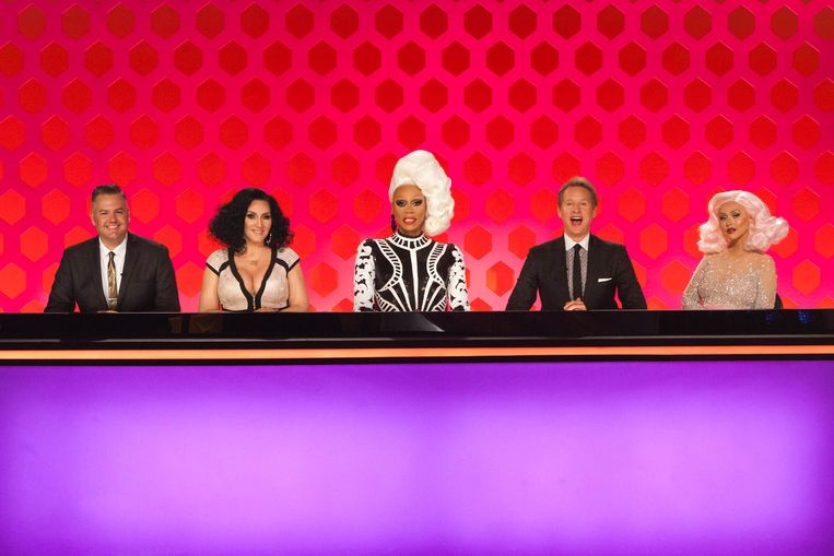 Presentator en drag queen RuPaul Charles (midden), samen met de gastjury, onder wie ook sterren als Christina Aguilera (rechts). Beeld VH1
