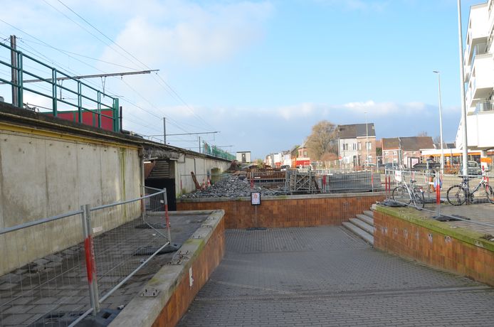 De NMBS heeft intussen de grote werken aangevat voor de vernieuwing van het station van Denderleeuw.