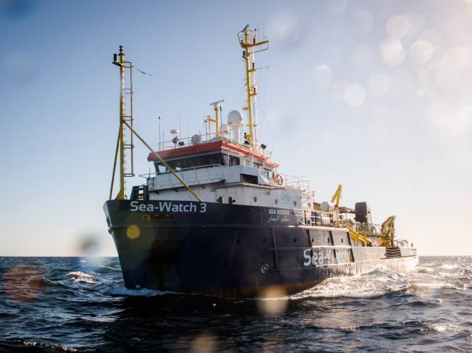 Storm koerst af op Nederlands migrantenschip: “Mensen zijn de wanhoop nabij”
