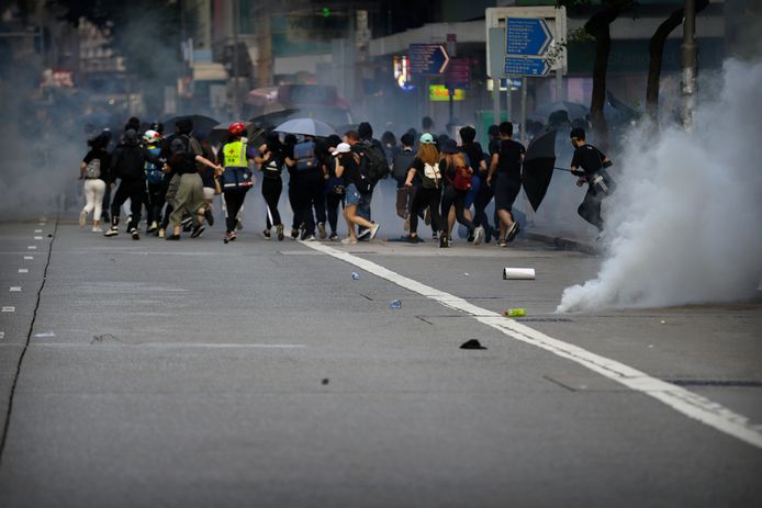 De politie zet traangas in om de demonstranten uiteen te jagen.