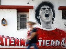 Diego Maradona is één jaar na zijn dood nog steeds een bron van schandalen, tragedie en diepe emoties