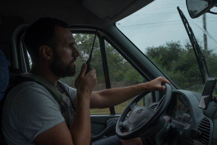 Sergej is een vrijwilliger die meerdere keren per week mensen uit plekken aan de frontlinie ophaalt en naar een veiliger deel van Oekraïne brengt. Beeld Vincent Haiges