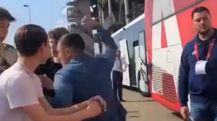 Aanklager wil Ajax-aanvaller Steven Berghuis twee duels schorsen voor slaan FC Twente-fan | Nederlands voetbal | AD.nl