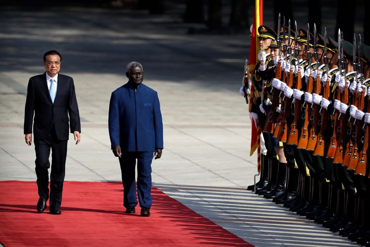 De Chinese premier Li Keqiang (l) verwelkomt president Manasseh Sogavare van de Salomonseilanden in Beijing, oktober 2019.  Beeld AP