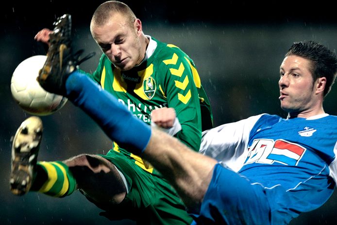 Levi Schwiebbe in 2008 in duel met Henny Noyen van FC Eindhoven.
