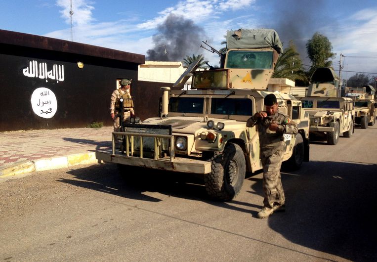 Iraakse militairen voor een door Islamitische Staat gecontroleerd gebied. Beeld ap