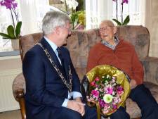Hij is de oudste biljarter van het land en mag nog autorijden: Hannes is 100 en ‘maakt van iedere dag wat moois’