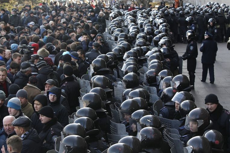 De Oekraïense oproerpolitie houdt een groep pro-Russische demonstranten tegen in Donetsk. Beeld ap
