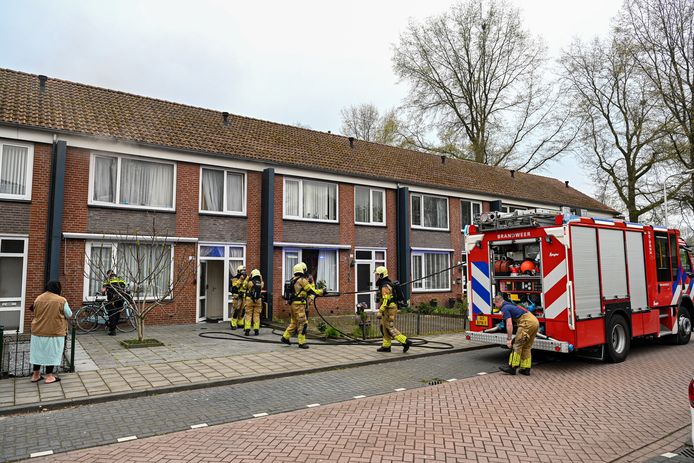 Bij een brand in de Sibeliusstraat in Tilburg is een bijgebouw van een woning volledig verwoest door brand.