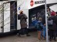 De eerste groep komt aan in het hernieuwde azc in 's-Gravendeel na een lange busrit vanuit Nijmegen.