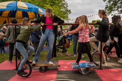 Niet alleen grote mensen vermaken zich op het Jaarmarkt Festival Den Hout