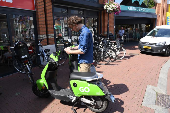 Tientallen deelscooters van Go Sharing zijn er verspreid in Oosterhout. De vraag is hoeveel er in achterblijven in Oosterhout, want je kan ermee naar Breda of andere plaatsen. Anders dan in het openbaar vervoer is een mondkapje is niet nodig.