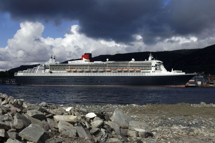 Het cruiseschip Queen Mary 2 in de haven van het Noorse Bergen.