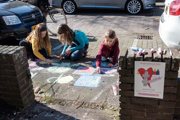 Sara, Sol en Yelena krijten op de stoep om het Soesterkwartier op te vrolijken in coronatijd