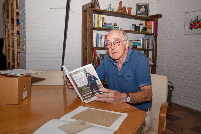 Nort Liebrand met het boek dat zijn partner Mies Haage over de jonge Franse frontsoldaat César Vincent schreef.