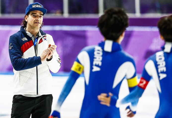 Bob de Jong (links) als assistent-bondscoach van Zuid-Korea.