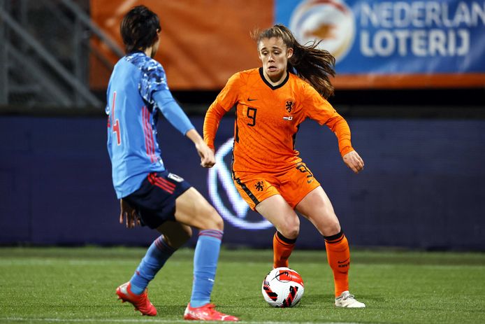 Saki Kumagai ziet Joëlle Smits op zich afkomen.